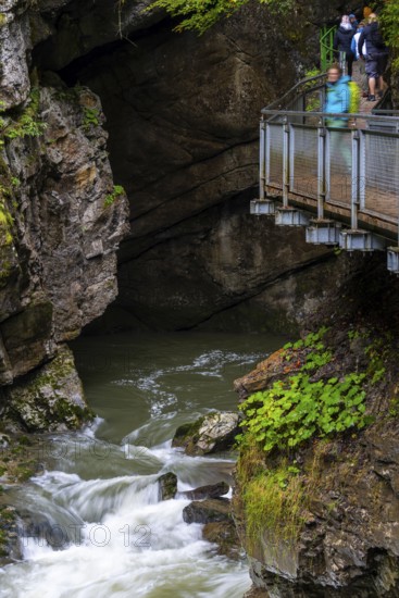 Breitach flows through gorge, stream, Schrattenkalk, visitors on footbridge, Breitachklamm, Oberstdorf, Allgäu Alps, Bavaria, Germany