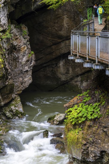 Breitach flows through gorge, stream, Schrattenkalk, visitors on footbridge, Breitachklamm, Oberstdorf, Allgäu Alps, Bavaria, Germany