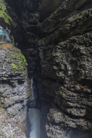 Breitach flows through gorge, stream, Schrattenkalk, visitors on footbridge, hiking trail, Breitachklamm, Oberstdorf, Allgäu Alps, Bavaria, Germany