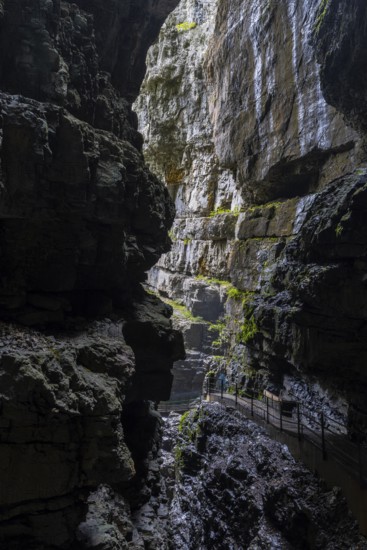 Breitach flows through gorge, stream, Schrattenkalk, visitors on footbridge, hiking trail, Breitachklamm, Oberstdorf, Allgäu Alps, Bavaria, Germany