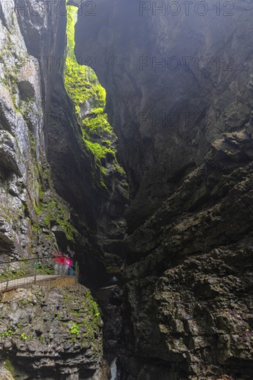 Breitach flows through gorge, stream, Schrattenkalk, visitors on footbridge, hiking trail, Breitachklamm, Oberstdorf, Allgäu Alps, Bavaria, Germany