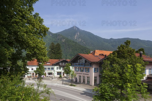 Houses and mountains, Marquartstein, Chiemgau, Upper Bavaria, Bavaria, Germany