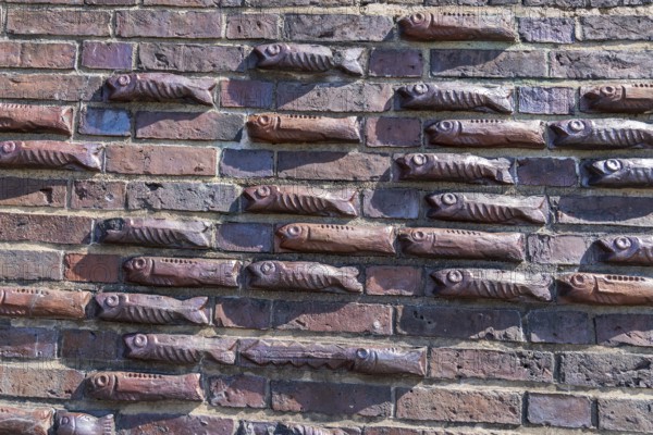 Busse Memorial, memorial, monument, Bremerhaven, Geestemünde, Fritz Höger, commissioning, Sagitta, Friedrich Busse, deep-sea fishing, Germany, fish, shoal