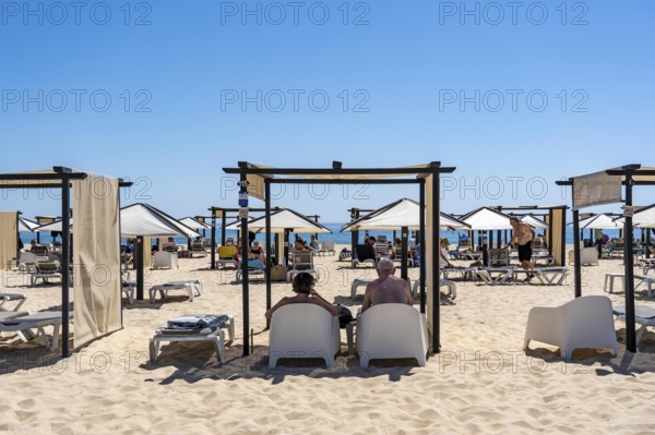 Kilometre-long beach Praia da Ilha de Tavira, on the island off Tavira, partly managed, facilities for renting sun loungers, shade huts, Algarve, Portugal