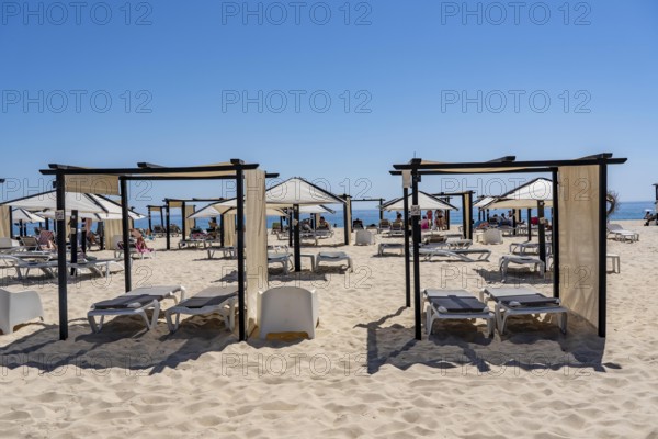 Kilometre-long beach Praia da Ilha de Tavira, on the island off Tavira, partly managed, facilities for renting sun loungers, shade huts, Algarve, Portugal