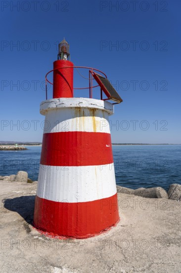 Lighthouse at the kilometre-long beach Praia da Ilha de Tavira, on the island in front of Tavira, port lighthouse to the harbour entrance, Algarve, Farol de Tavira Molhe Öste, Portugal