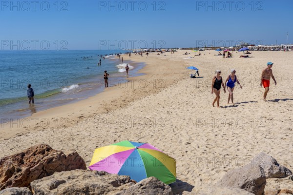Kilometre-long beach Praia da Ilha de Tavira, on the island off Tavira, port side beacon to the harbour entrance of the Algarve, Farol de Tavira Molhe Öste, Portugal