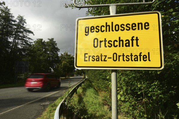 Instead of the usual place name sign, a replacement place name sign has been installed in the Burbach district of Würgendorf or Wasserscheide