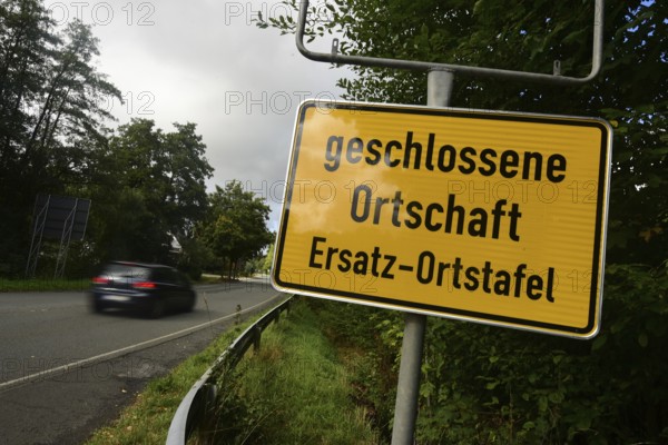 Instead of the usual place name sign, a replacement place name sign has been installed in the Burbach district of Würgendorf or Wasserscheide