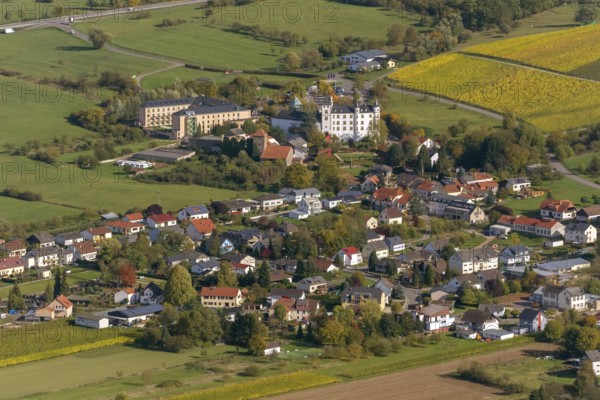 Saarländische Spielbanken GmbH Casino Schloss Berg, Renaissance castle on the Upper Moselle, Casino Schloss Berg, Nennig, Perl, Saarland, Germany, Europe, Wellenstein, Grevenmacher, Luxembourg, aerial photo, birds-eyes view, aerial photography, aerial photography, overview, overview, bird's eye view