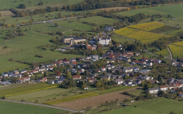 Saarländische Spielbanken GmbH Casino Schloss Berg, Renaissance castle on the Upper Moselle, Casino Schloss Berg, Nennig, Perl, Saarland, Germany, Europe, Wellenstein, Grevenmacher, Luxembourg, aerial photo, birds-eyes view, aerial photography, aerial photography, overview, overview, bird's eye view