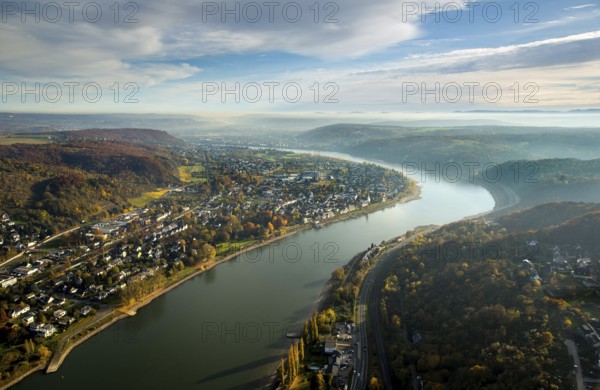 Rheinbogen bei Unkel am oberen Mittelrhein, Rheinbogen im Dunst, Bundesstraße B9 Richtung Remagen, Unkel, Landkreis Neuwied, Rhineland-Palatinate, Deutschland, Remagen, Europa, aerial view, birds-eyes view, Luftaufnahme, Luftbildfotografie, Luftfotografie, overview, Übersicht, Vogelperspektive