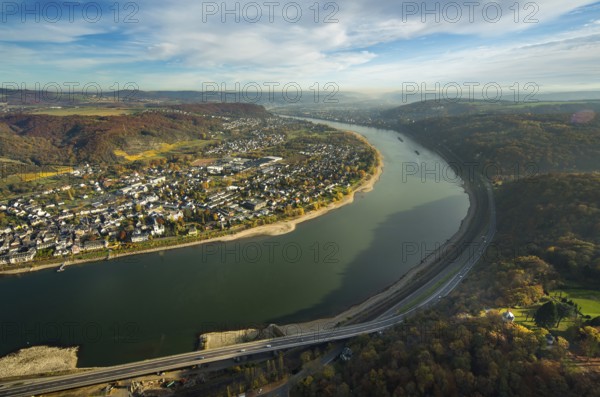 Rheinbogen bei Unkel am oberen Mittelrhein, Rheinbogen im Dunst, Bundesstraße B9 Richtung Remagen, Unkel, Landkreis Neuwied, Rhineland-Palatinate, Deutschland, Remagen, Europa, aerial view, birds-eyes view, Luftaufnahme, Luftbildfotografie, Luftfotografie, overview, Übersicht, Vogelperspektive
