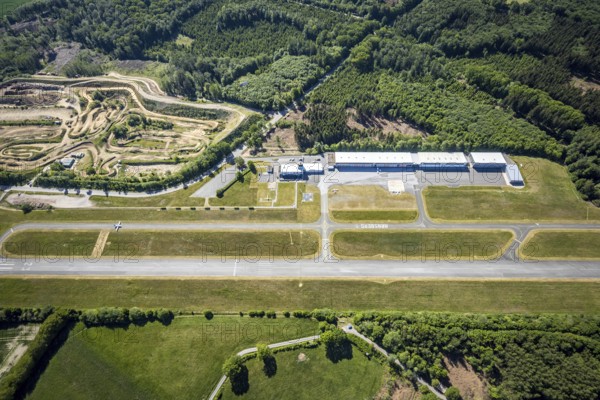 Aerial photo, Arnsberg Menden airfield, EDLA, commercial airfield, motocross track MCC Voßwinkel, Arnsberg, Sauerland, Hochsauerlandkreis, North Rhine-Westphalia, Germany, DE, Europe, airfield, runway, aerial photo, aerial photography, aerial photography, runway, overview, bird's-eye view, overview