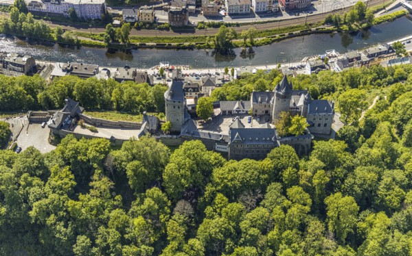 Aerial view, Altena Castle, Fritz-Thomee-Straße, River Lenne, Altena, Sauerland, Märkischer Kreis, North Rhine-Westphalia, Germany, architectural monument, castle, castle courtyard, castle ruins, DE, DJH, Europe, gastronomy, green trees, Altena Castle Youth Hostel, Lenneuferstraße, aerial photograph, aerial photography, aerial photography, Upper Lenne Terrace, promenade, castle, sight, overview, defence system, bird's-eye view, bird's-eye view, overview