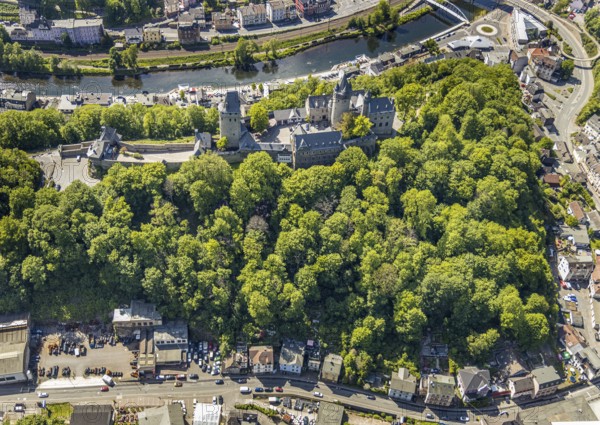 Aerial view, Altena Castle, Fritz-Thomee-Straße, River Lenne, Altena, Sauerland, Märkischer Kreis, North Rhine-Westphalia, Germany, architectural monument, castle, castle courtyard, castle ruins, DE, DJH, Europe, gastronomy, green trees, Altena Castle Youth Hostel, Lenneuferstraße, aerial photograph, aerial photography, aerial photography, Upper Lenne Terrace, promenade, castle, sight, overview, defence system, bird's-eye view, bird's-eye view, overview