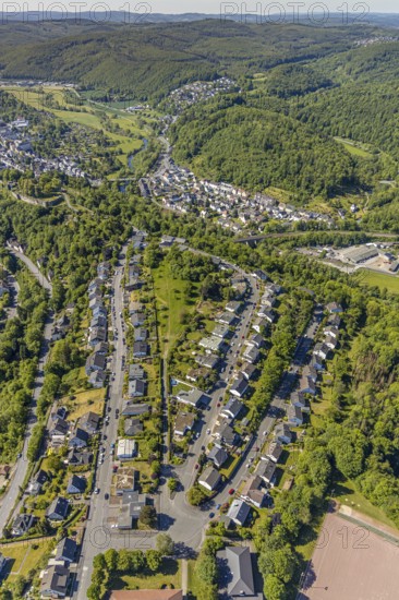 Aerial view, terraced houses Am Stötchen, Alter Soestweg, Arnsberg, Sauerland, Hochsauerlandkreis, North Rhine-Westphalia, Germany, DE, Europe, property tax, real estate, aerial view, aerial photography, aerial photography, terraced houses, overview, bird's-eye view, forest area, residential area, living and living, residential area, residential buildings, residential quality, residential neighbourhood, housing estate, birds-eyes view, overview