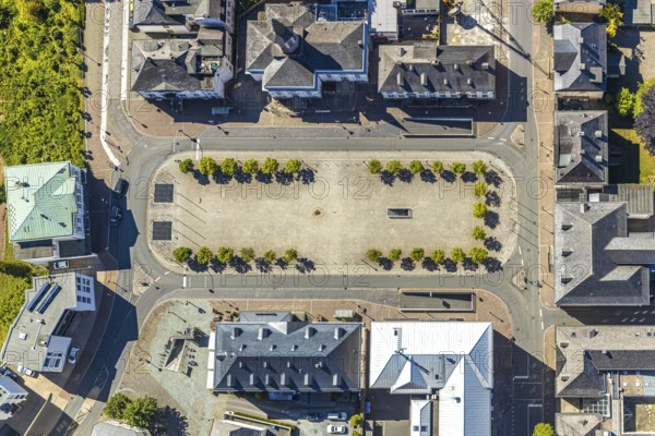Aerial view, Neumarkt with row of trees, Protestant Church of the Resurrection, Arnsberg, Sauerland, Hochsauerlandkreis, North Rhine-Westphalia, Germany, place of worship, DE, Europe, religious community, place of worship, green trees, church, parish, denomination, aerial view, aerial photography, aerial photography, market place, overview, bird's-eye view, birds-eyes view, overview