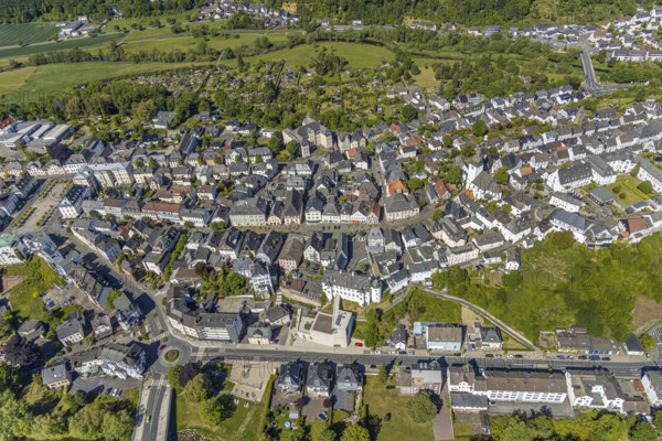 Aerial view, old town, city centre view, Sauerland museum, Groten tower, administrative court Arnsberg, river Ruhr, Arnsberg, Sauerland, Hochsauerlandkreis, North Rhine-Westphalia, Germany, DE, Europe, community garden, Jägerbrücke, KGV, allotment garden, allotment garden site, allotment garden association, allotment gardener association, allotment garden association Ruhr Valley, aerial view, aerial photography, aerial photography, Ruhraue, allotment garden, overview, bird's eye view, birds-eyes view, overview