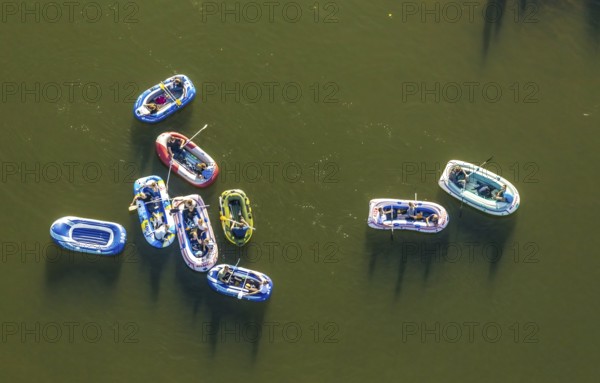 Aerial photo, inflatable boats on the Weser, Rehme, Bad Oeynhausen, Ostwestfalen-Lippe, North Rhine-Westphalia, Germany, boats, DE, Europe, shapes and colours, leisure, leisure activities, leisure enjoyment, aerial photography, aerial photography, aerial photography, OLWBUCH, OWL, OWL book, East Westphalia, overview, bird's-eye view, birds-eyes view, overview, paddling