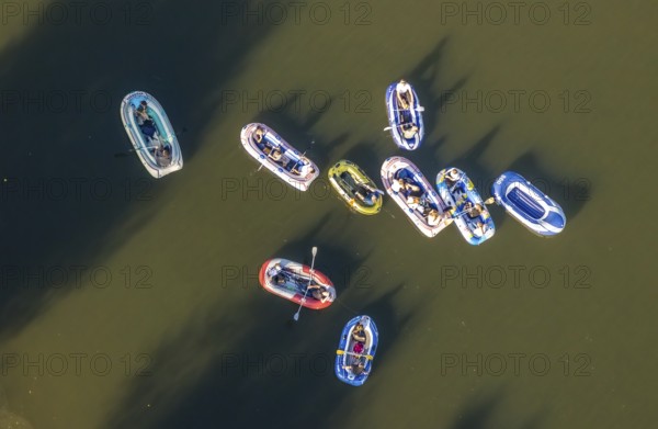 Aerial photo, inflatable boats on the Weser, Rehme, Bad Oeynhausen, Ostwestfalen-Lippe, North Rhine-Westphalia, Germany, boats, DE, Europe, shapes and colours, leisure, leisure activities, leisure enjoyment, aerial photography, aerial photography, aerial photography, OLWBUCH, OWL, OWL book, East Westphalia, overview, bird's-eye view, birds-eyes view, overview, paddling