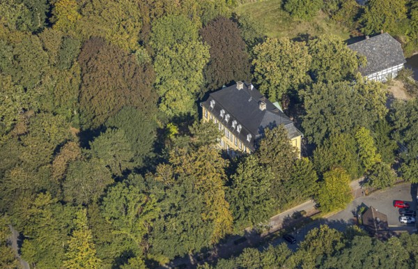 Aerial view, Sassendorf Castle with farm buildings, Sassendorf, Bad Sassendorf, Soest district, North Rhine-Westphalia, Germany, Bismarckstraße, DE, monument protection, Europe, half-timbered houses, green trees, Sassendorf house, manor house, Soest district, Soest district book, aerial view, aerial photography, aerial photography, castle, overview, bird's-eye view, forest area, birds-eyes view, overview