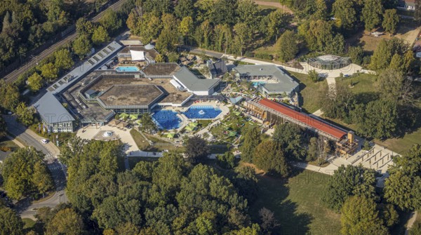Aerial view, Börde Therme Bad Sassendorf, graduation house, Sassendorf, Bad Sassendorf, district Soest, North Rhine-Westphalia, Germany, bathing establishment, bathing resort, DE, Europe, outdoor pool, leisure, garden street, green areas, district Soest-Buch, district Soest-Buch, spa park, aerial view, aerial photography, aerial photography, swimming pool, swimming pool, thermal bath, overview, bird's-eye view, overview