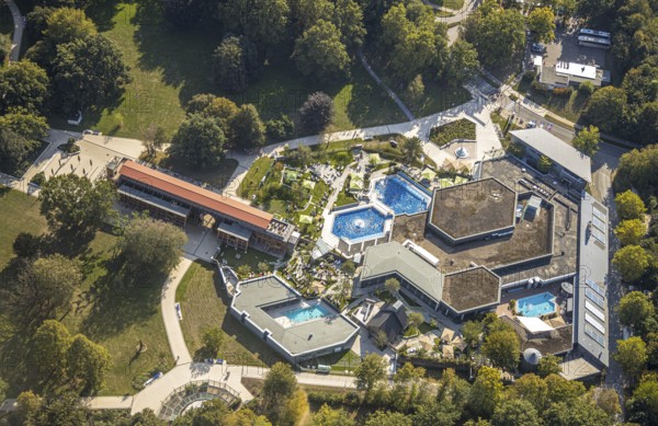 Aerial view, Börde Therme Bad Sassendorf, graduation house, Sassendorf, Bad Sassendorf, district Soest, North Rhine-Westphalia, Germany, bathing establishment, bathing resort, DE, Europe, outdoor pool, leisure, garden street, green areas, district Soest-Buch, district Soest-Buch, spa park, aerial view, aerial photography, aerial photography, swimming pool, swimming pool, thermal bath, overview, bird's-eye view, overview