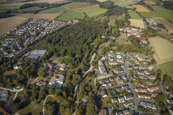 Aerial photo, spa garden, Kinderfachklinik Bad Sassendorf, Neubau, Klinik Wiesengrund, Klinik Lindenplatz, Sassendorf, Bad Sassendorf, Kreis Soest, North Rhine-Westphalia, Deutschland, Betriebshof saltworks, DE, Europa, Gesundheitswesen, Hospital, Klinik, Klinikum, hospital, Kreis-Soest-Buch, KreisSoestBuch, aerial view, aerial photography, aerial photography, medical facility, medical aid, emergency service, park, Rosenaue, overview, bird's-eye view, forest area, birds-eyes view, overview, medical care