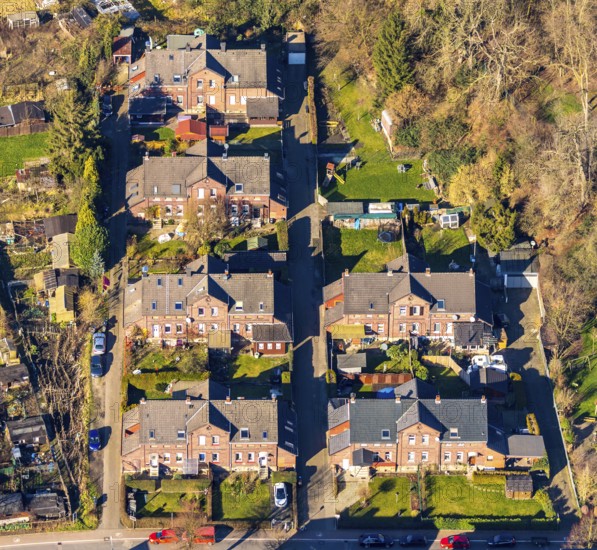 Aerial view, housing estate Am Ruhrort, terraced houses, workers' housing estate, colliery houses with front gardens, Dahlhausen, Bochum, Ruhr area, North Rhine-Westphalia, Germany, DE, monument protection, Europe, property tax, real estate, aerial view, aerial photography, aerial photography, overview, bird's-eye view, housing estate, living and living, residential area, residential buildings, quality of life, residential neighbourhood, housing estate, birds-eyes view, overview