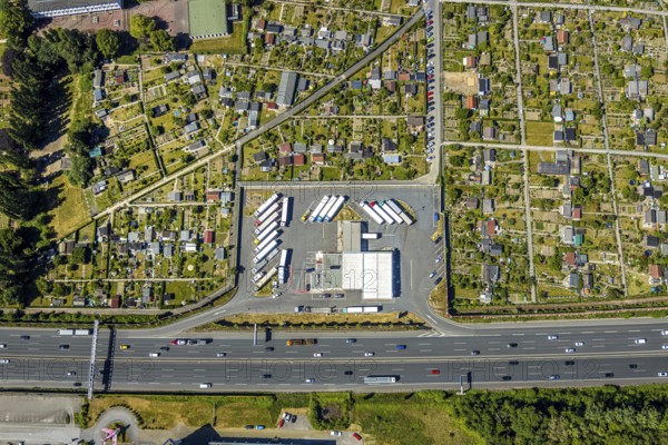 Aerial view, Shell petrol station, Vietingstraße, truck parking, motorway A40, allotment garden site Centrum Morgensonne, KGV am Dückerweg, Bochum-Wattenscheid, Ruhr area, North Rhine-Westphalia, Germany, DE, Europe, shapes and colours, community garden, freight transport, freight traffic, KGV, allotment garden, allotment garden site, allotment garden association, allotment gardener association, aerial view, aerial photography, aerial photography, car parks, passenger traffic, allotment garden, road traffic, petrol station, overview, traffic volume, bird's-eye view, overview, nature and road traffic, traffic infrastructure, Ruhr expressway