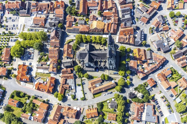 Aerial view, Dom St. Ludgerus Billerbeck, Billerbeck, Münsterland, North Rhine-Westphalia, Germany, place of worship, DE, cathedral, cathedral alley, Europe, religious community, property tax, hall church, holy place, real estate, Catholic pilgrimage church, cathedral, church, parish, denomination, aerial photograph, aerial photography, aerial photography, local view, town centre, Propsteikirche St. Ludgerus, transept, religion, religious site, townscape, city centre, overview, bird's-eye view, landmark, residential area, residential area, residential buildings, residential quality, housing estate, birds-eyes view, historical, overview