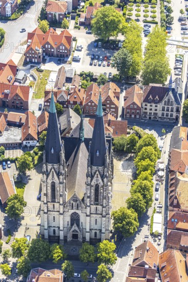 Aerial view, Dom St. Ludgerus Billerbeck, Billerbeck, Münsterland, North Rhine-Westphalia, Germany, place of worship, DE, cathedral, cathedral alley, Europe, religious community, property tax, hall church, holy place, real estate, Catholic pilgrimage church, cathedral, church, parish, denomination, aerial photograph, aerial photography, aerial photography, local view, town centre, Propsteikirche St. Ludgerus, transept, religion, religious site, townscape, city centre, overview, bird's-eye view, landmark, residential area, residential area, residential buildings, residential quality, housing estate, birds-eyes view, historical, overview