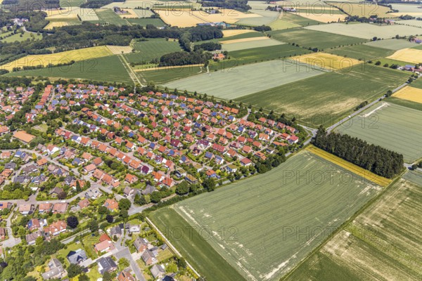 Aerial view, residential area Aulendorfer Weg, Nielande, Billerbeck, Münsterland, North Rhine-Westphalia, Germany, DE, single-family homes, Europe, property tax, real estate, agricultural fields, aerial view, aerial photography, aerial photography, plots, photovoltaics, photovoltaic system, terraced houses, solar, solar system, solar energy, solar energy, overview, bird's-eye view, residential complex, living and life, residential area, residential buildings, residential quality, residential neighbourhood, housing estate, birds-eyes view, overview