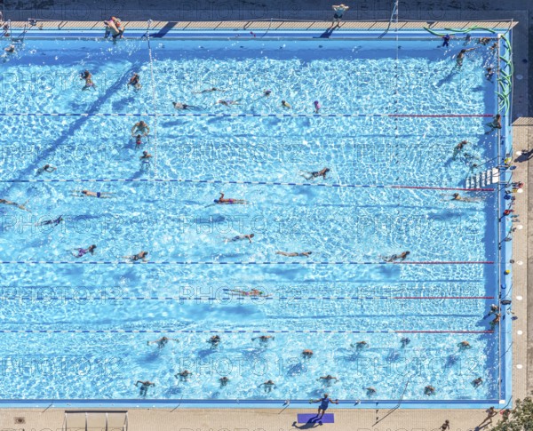 Schwimmverein Blau-Weiß Bochum 1896 e. V., outdoor swimming pool Am Wiesengrund, swimming pool, water gymnastics, Wiemelhausen, Bochum, Ruhr area, North Rhine-Westphalia, Germany, DE, Europe, aerial view, birds-eyes view, aerial photography, aerial photography, overview, overview, bird's eye view, blue water, outdoor pool, bathers, swimmers, leisure time