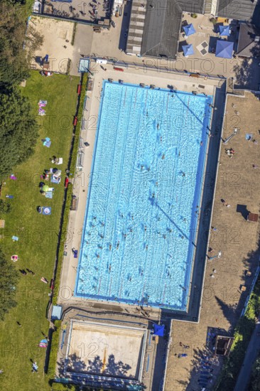 Schwimmverein Blau-Weiß Bochum 1896 e. V., outdoor swimming pool Am Wiesengrund, swimming pool, water gymnastics, Wiemelhausen, Bochum, Ruhr area, North Rhine-Westphalia, Germany, DE, Europe, aerial view, birds-eyes view, aerial photography, aerial photography, overview, overview, bird's eye view, blue water, outdoor pool, bathers, swimmers, leisure time