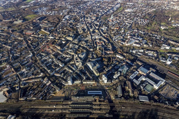 Aerial view, overview of Bochum with main station and station forecourt, Brche car park P1, Massenbergstraße, Südring, Gleisdreieck, Bochum, Ruhr area, North Rhine-Westphalia, Germany, DE, Europe, birds-eyes view, aerial view, aerial photography, aerial photography, overview, bird's eye view