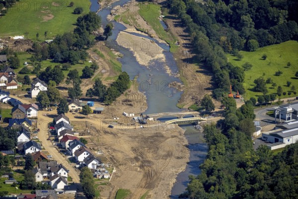 Aerial view, flood area at the river Ahr with destroyed Josef Emmerich bridge and temporary bridge in the district of Liers in Hönningen, Ahr valley, Rhineland-Palatinate, Germany, Ahr flood, DE, Dümpelfeld, Europe, flood disaster, flood disaster, flood of the century, aerial photograph, aerial photography, aerial photography, overview, bird's-eye view, overview, flooding, flooding, flood area