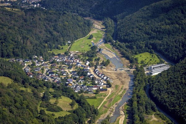 Aerial view, flood area at the river Ahr with destroyed Josef Emmerich bridge and temporary bridge in the district of Liers in Hönningen, Ahr valley, Rhineland-Palatinate, Germany, Ahr flood, DE, Dümpelfeld, Europe, flood disaster, flood disaster, flood of the century, aerial photograph, aerial photography, aerial photography, overview, bird's-eye view, overview, flooding, flooding, flood area