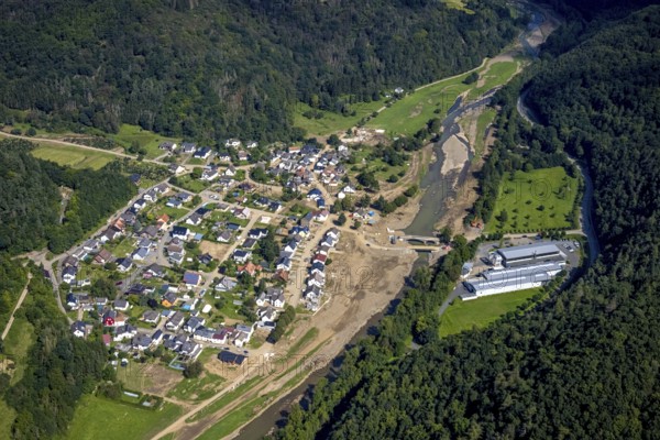 Aerial view, flood area at the river Ahr with destroyed Josef Emmerich bridge and temporary bridge in the district Liers in Hönningen, Ahr valley, Rhineland-Palatinate, Germany, Ahr flood, DE, Dümpelfeld, Europe, flood disaster, flood disaster, Hönningen, flood of the century, aerial view, aerial photography, aerial photography, overview, bird's eye view, overview, flooding, flooding, flood area