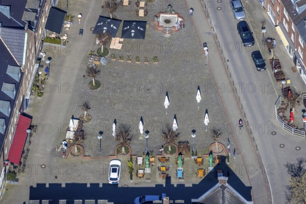 Aerial view, Kornmarkt, Wesel, Ruhr area, Lower Rhine, North Rhine-Westphalia, Germany, outdoor catering, City, Corona crisis, Corona measures, Corona virus, DE, Europe, aerial view, aerial photography, aerial photography, marketplace, parasols, overview, bird's eye view, birds-eyes view, overview