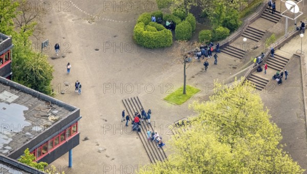 Aerial view, Geschwister-Scholl-Gymnasium with pupils in the schoolyard, Volmarstein, Wetter, Ruhr area, North Rhine-Westphalia, Germany, education, educational institution, DE, Europe, grammar school, Hoffmann-von-Fallersleben-Straße, educational institute, aerial view, aerial photography, aerial photography, school, overview, bird's-eye view, overview