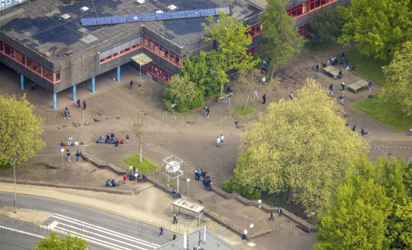 Aerial view, Geschwister-Scholl-Gymnasium with pupils in the schoolyard, Volmarstein, Wetter, Ruhr area, North Rhine-Westphalia, Germany, education, educational institution, DE, Europe, grammar school, Hoffmann-von-Fallersleben-Straße, educational institute, aerial view, aerial photography, aerial photography, school, overview, bird's-eye view, overview
