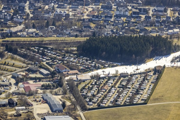 Campingpark und Wohnmobilpark Hochsauerland, Winterberg, Sauerland, North Rhine-Westphalia, Germany, Camping, Campinganlage, Campingmobil, Campingplatz, DE, Europe, Freizeit, Hobby, Luftaufnahme, aerial view, Luftbildfotografie, Luftfotografie, Pandemielockdown, Schneereste, Übersicht, Vogelperspektive, Winter, Wohnmobil, Wohnwagen, birds-eyes view, overview