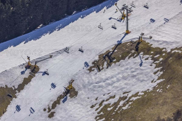 Skiers on ski slope and chairlift, Winterberg, Sauerland, North Rhine-Westphalia, Germany, DE, Europe, aerial view, aerial photography, aerial photography, aerial photography, pandemic lockdown, snow cannon, snow remains, chairlift, ski lift, overview, circulating cable car, bird's eye view, winter, birds-eyes view, overview
