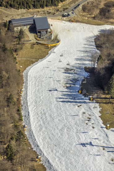 Kappe valley station, skiers on ski slope and chairlift, Winterberg, Sauerland, North Rhine-Westphalia, Germany, DE, Europe, aerial view, aerial photography, aerial photography, pandemic lockdown, snow remains, chairlift, ski lift, overview, circulating cable car, bird's eye view, winter, birds-eyes view, overview