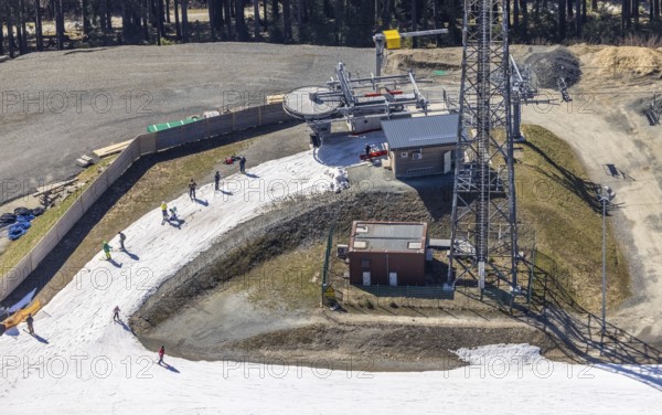 Skiers on ski slope and chairlift, Winterberg, Sauerland, North Rhine-Westphalia, Germany, DE, Europe, aerial view, aerial photography, aerial photography, pandemic lockdown, snow remains, chairlift, ski lift, overview, circulating cable car, bird's eye view, winter, birds-eyes view, overview