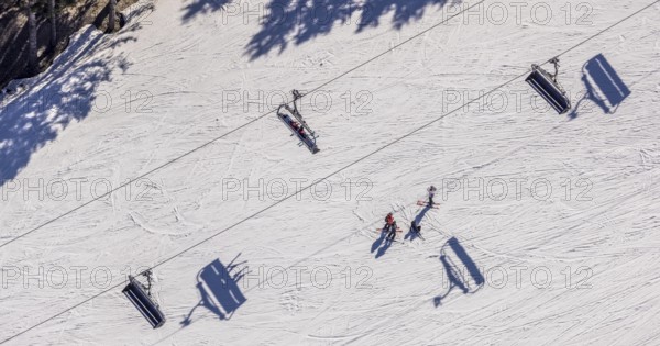 Skiers on ski slope and chairlift, Winterberg, Sauerland, North Rhine-Westphalia, Germany, DE, Europe, aerial view, aerial photography, aerial photography, pandemic lockdown, snow remains, chairlift, ski lift, overview, circulating cable car, bird's eye view, winter, birds-eyes view, overview
