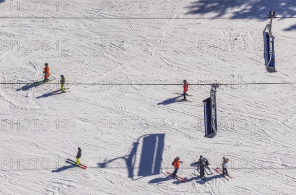 Skiers on ski slope and chairlift, Winterberg, Sauerland, North Rhine-Westphalia, Germany, DE, Europe, aerial view, aerial photography, aerial photography, pandemic lockdown, snow remains, chairlift, ski lift, overview, circulating cable car, bird's eye view, winter, birds-eyes view, overview