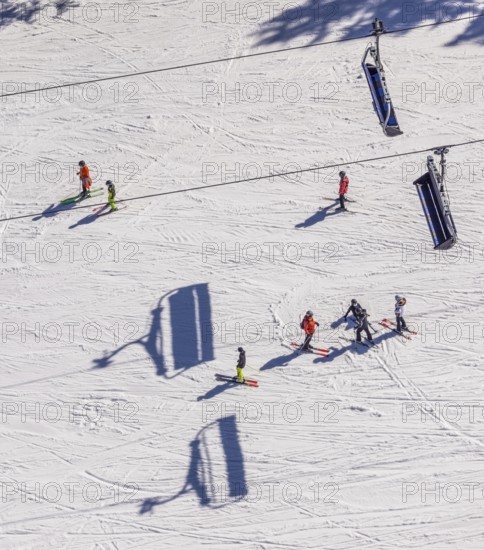 Skiers on ski slope and chairlift, Winterberg, Sauerland, North Rhine-Westphalia, Germany, DE, Europe, aerial view, aerial photography, aerial photography, pandemic lockdown, snow remains, chairlift, ski lift, overview, circulating cable car, bird's eye view, winter, birds-eyes view, overview